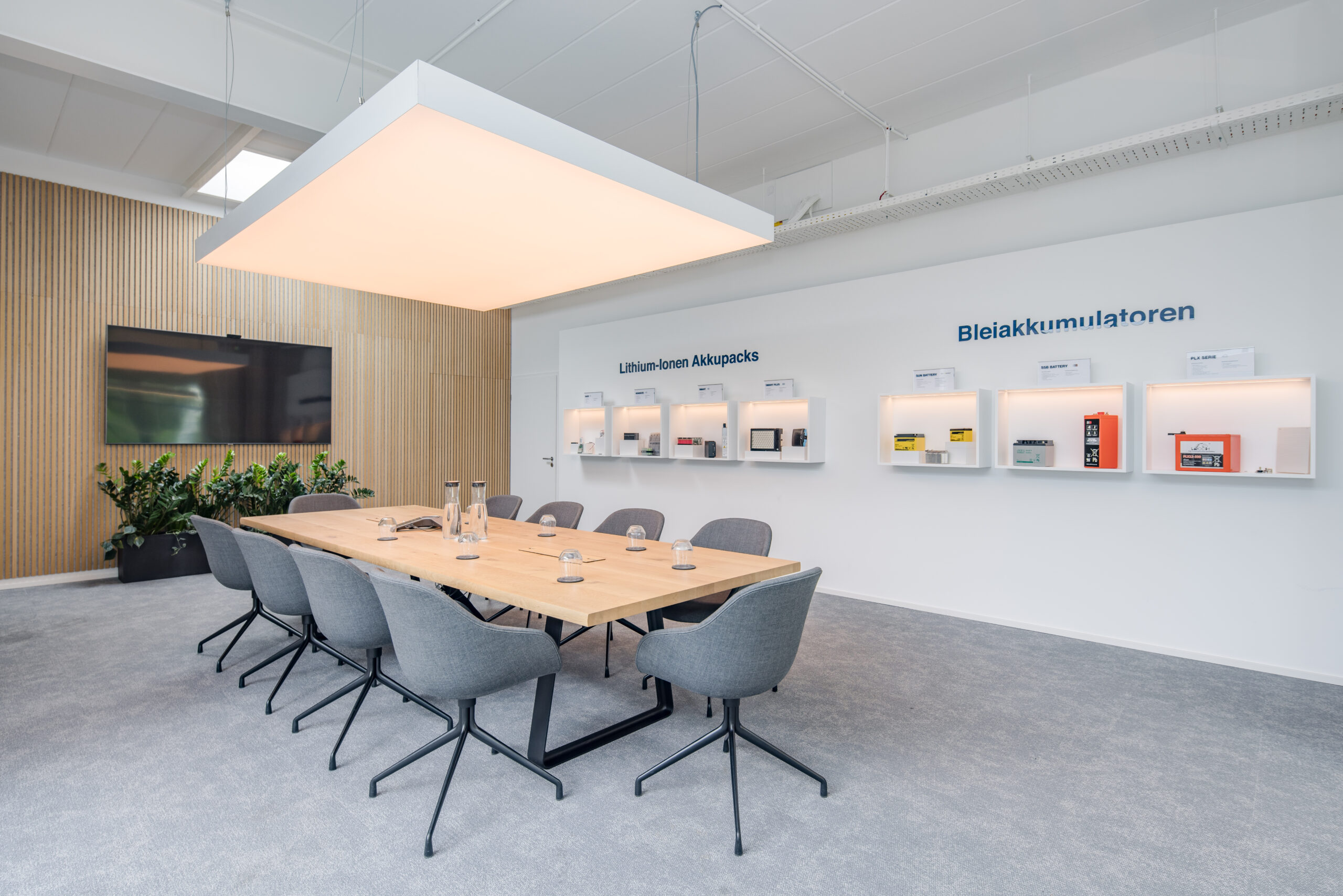 LUV INTERIOR HAMBURG - Battery-Kutter